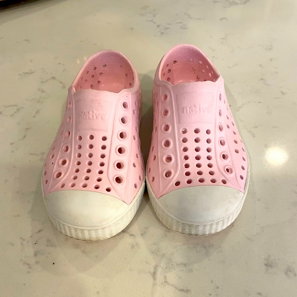 Native toddler pink shoe